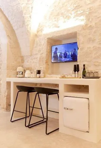 לינה וארוחת בוקר Alesia Luxury Cave 4*